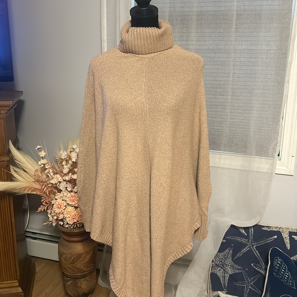 Women’s Poncho, one size fits most - Picture 2 of 3